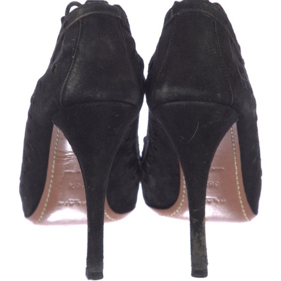 ALAÏA Black Suede Laser-Cut Bow Heels | IT 38.5 (US 8.5) | Designer Heels - Picture 4 of 5